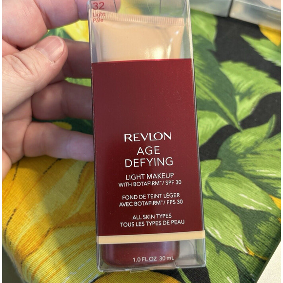Revlon Age Defying Light Makeup Foundation #32 Light SPF 30 Moisturizing 1.0 oz - Picture 1 of 5